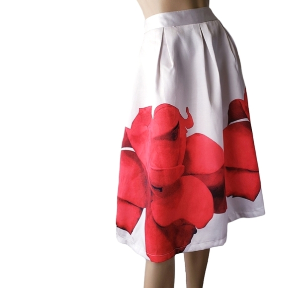 Color Block Floral Red & Off White Faille Skirt by Banana USA - Picture 3 of 8